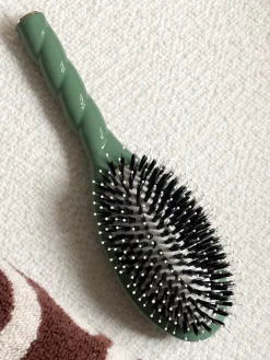 La Bonne Brosse Our Hair Brushes*N.03 The Gentle Scalp Care Hair Brush THE ESSENTIAL Almond Green