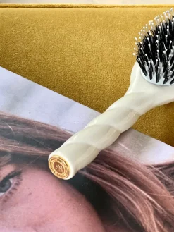 La Bonne Brosse Our Hair Brushes*N.03 The Gentle Scalp Care Hair Brush THE ESSENTIAL SOFTNESS Creamy White