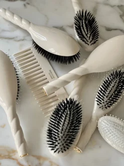 La Bonne Brosse Our Hair Brushes*N.03 The Gentle Scalp Care Hair Brush THE ESSENTIAL SOFTNESS Creamy White