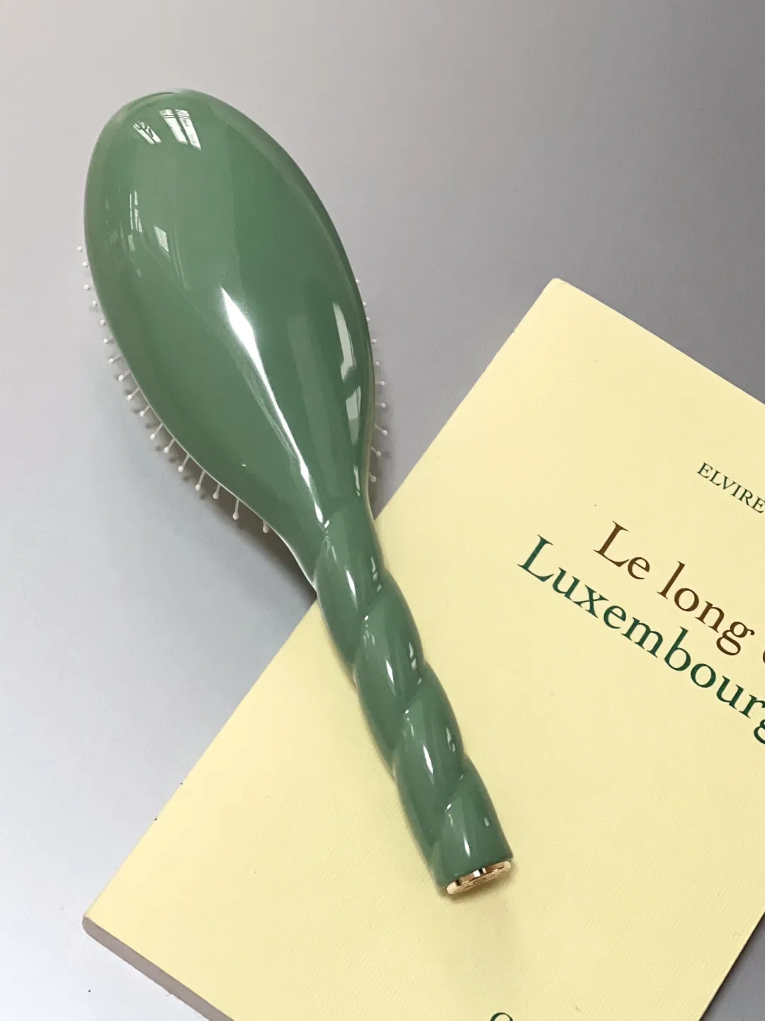 La Bonne Brosse Our Hair Brushes*N.04 The Massaging Detangling Hair Brush Almond Green