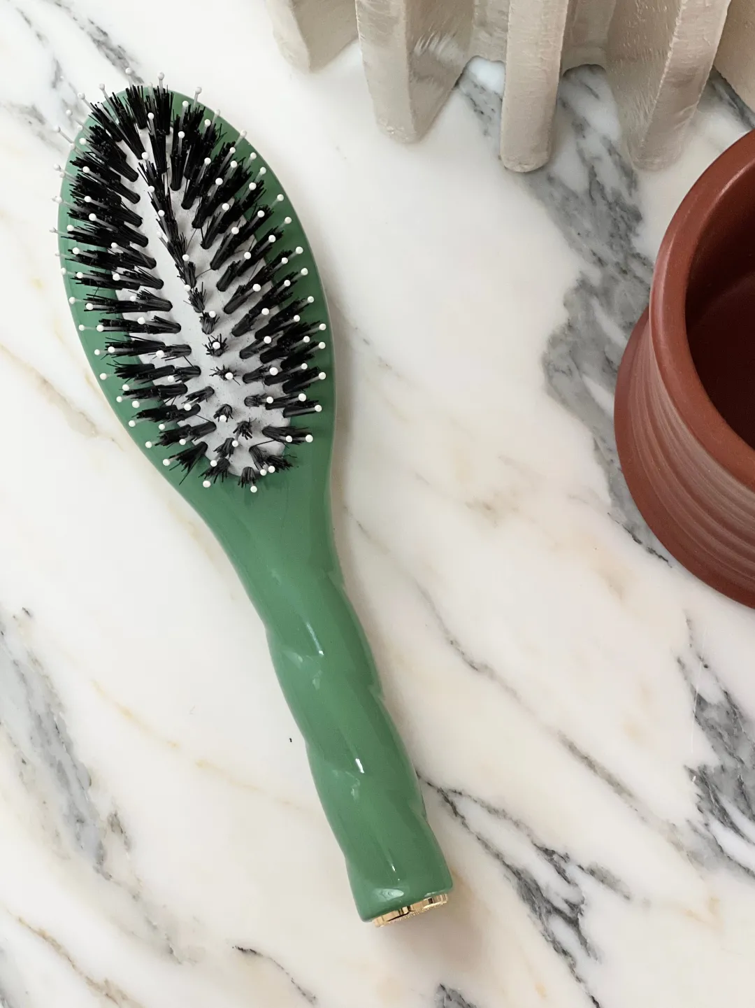 La Bonne Brosse Our Hair Brushes|Our Small Brushes*N.03 The Small Gentle Scalp Care Hair Brush THE ESSENTIAL SOFTNESS Almond Green