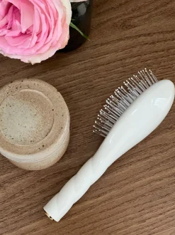 La Bonne Brosse Our Hair Brushes|Our Small Brushes*N.04 The Small Massaging Detangling Hair Brush THE MIRACLE Creamy White
